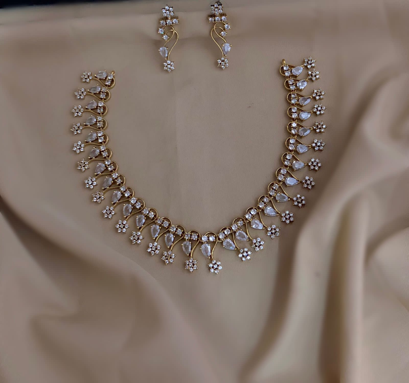 🤍 Classic White Crystal Floral Necklace Set